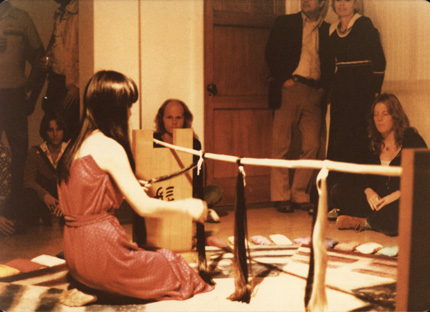 1979年，在加州橘郡藝術節(Newport Harbor Museum )的行為表演作品